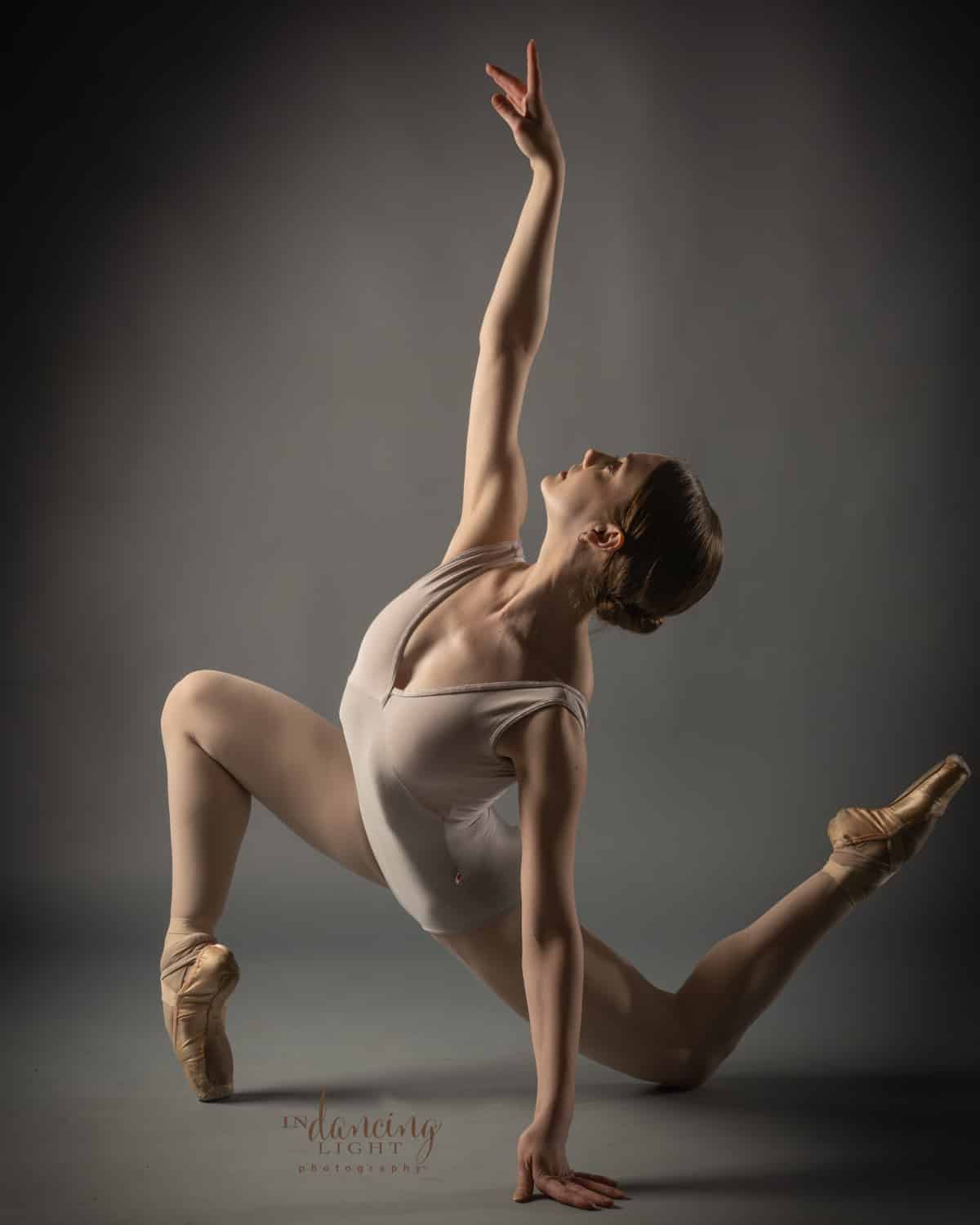 Ballet dancer with dynamic leading lines